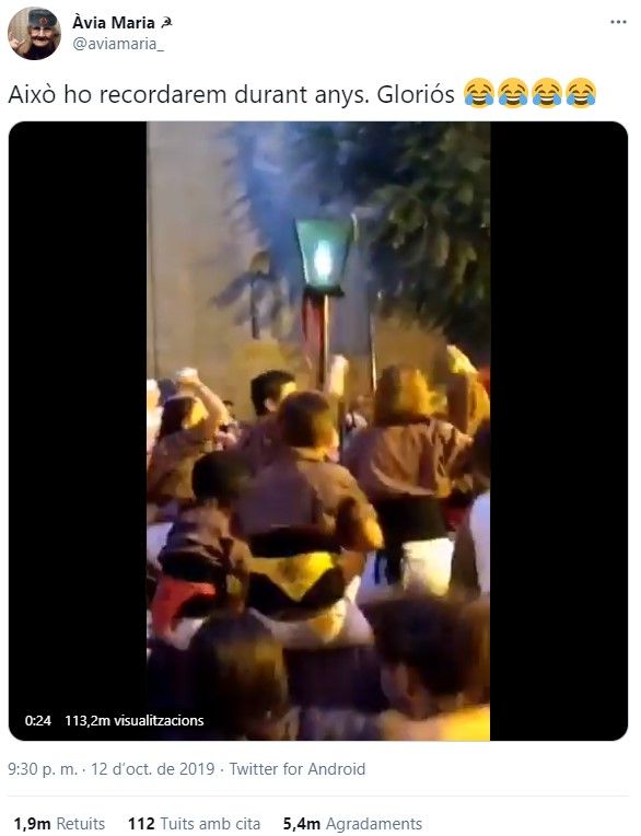 Video showing a group of people, mainly pro-independence, singing the song “la farola” (the lamppost) as a satire of the occurrence. 