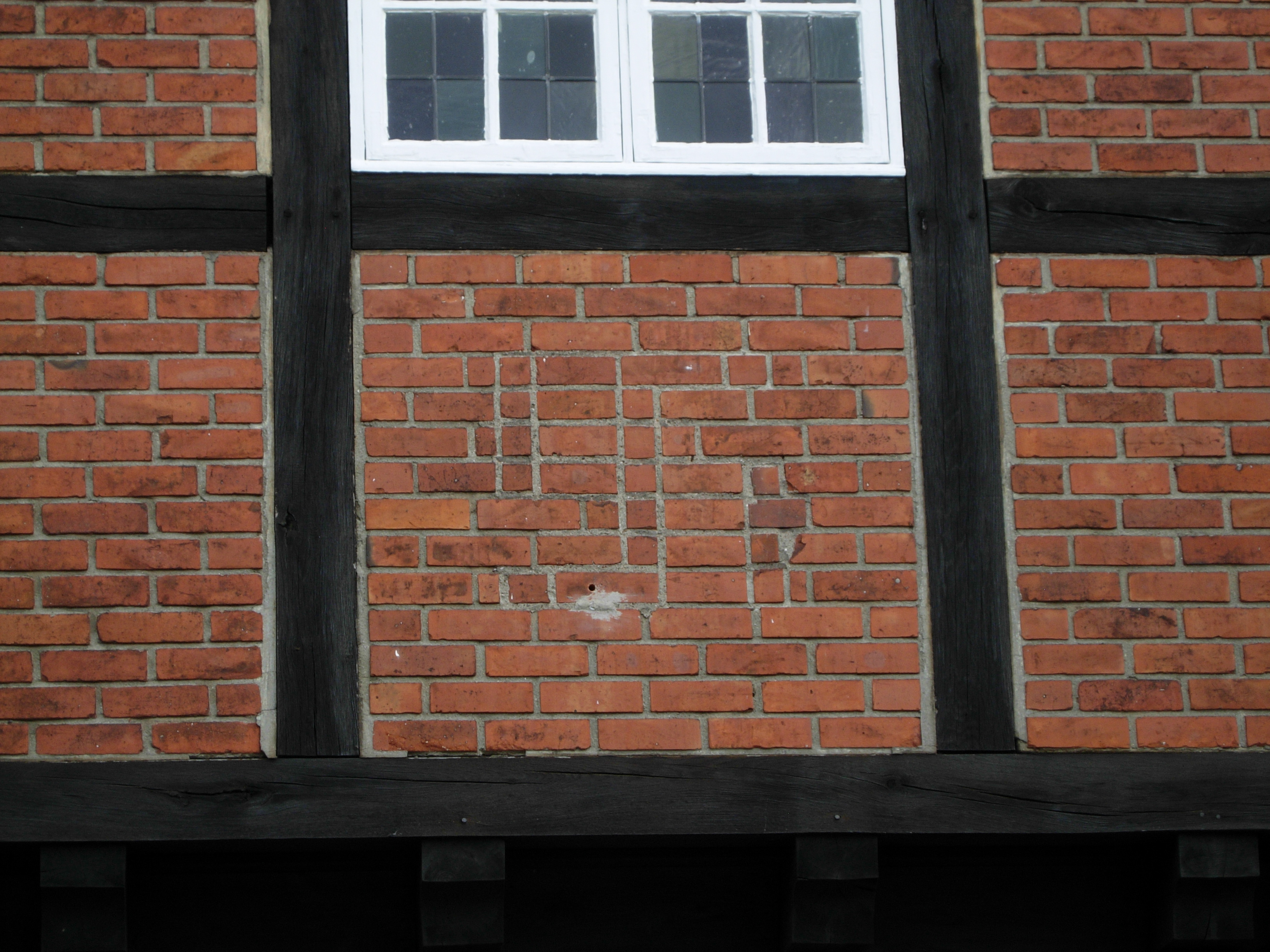 Blank space at the facade of the Luther Church in Hamburg-Wellingsbüttel where the shape of the former Swastica can still be seen today (photo: S.E.)