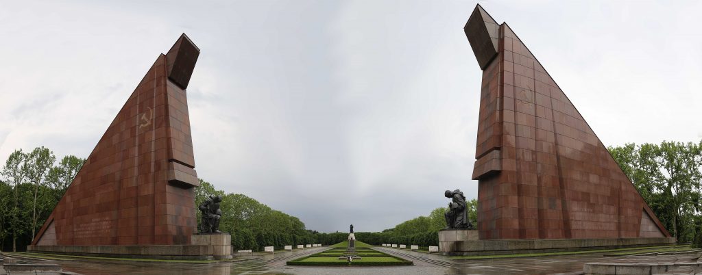 Panorama of the Soviet War Memorial at Treptow (Treptower Park). Drrcs15, Wikimedia Commons.