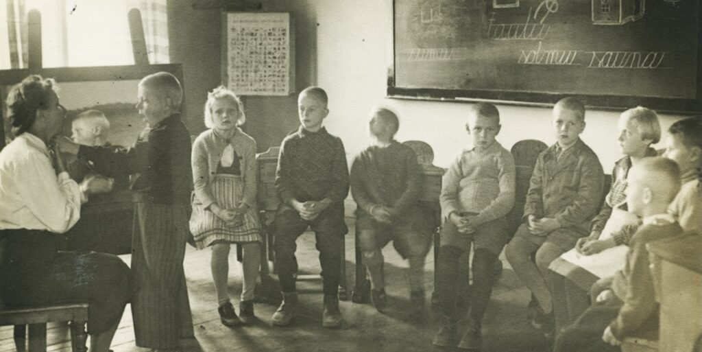 Teaching and articulation lesson of sound at the School for the Deaf in Turku (Archive of the Finnish Deaf History Society)