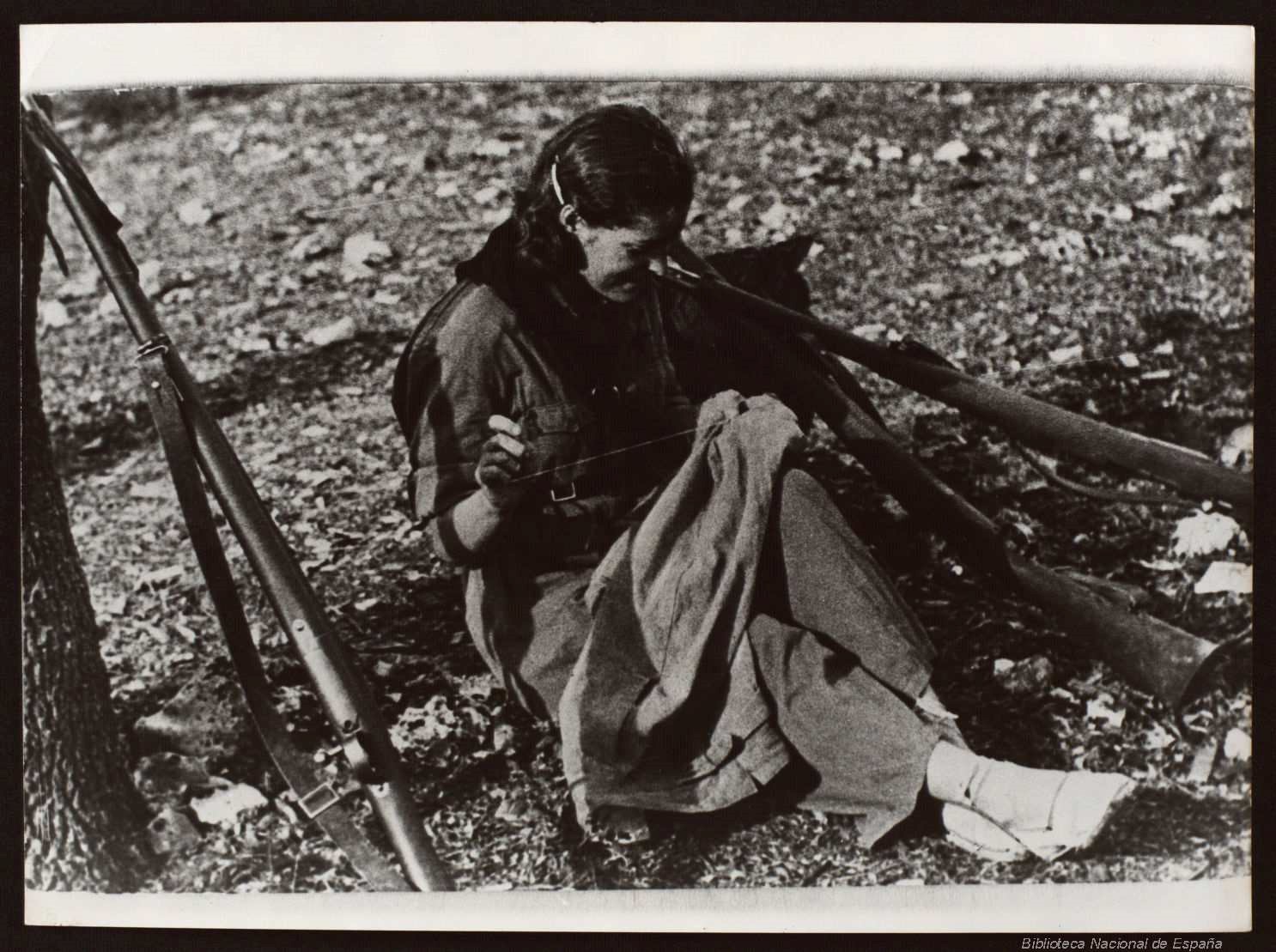 Militiawoman at the front  © BNE (Biblioteca Digital Hispánica, GC-Caja 114/12/2)