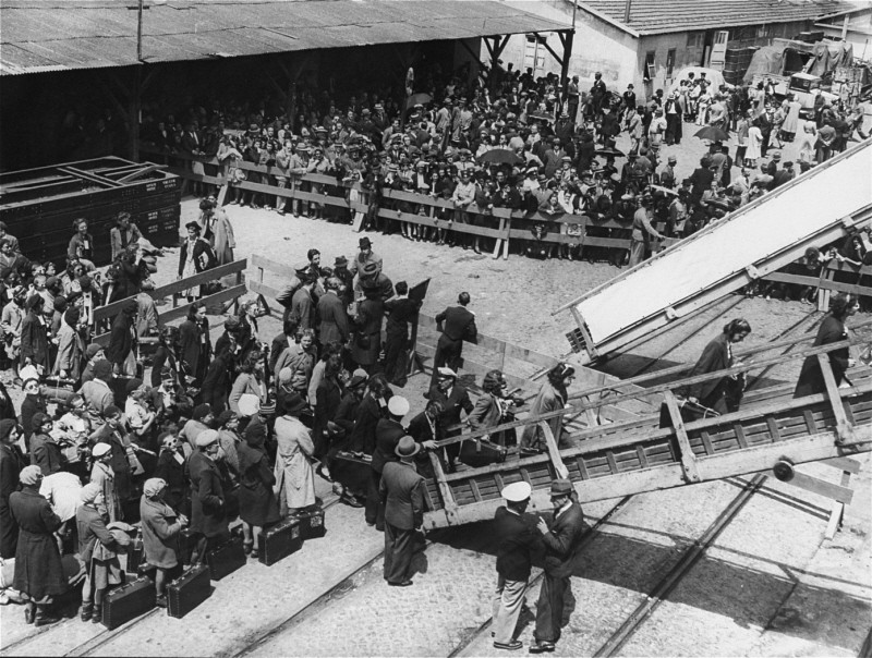 Refugiados judíos en Lisboa, entre ellos un grupo de niños procedentes de los campos de reclusión de Francia, a bordo de un barco que los llevará a Estados Unidos. Lisboa, Portugal, junio de 1941.