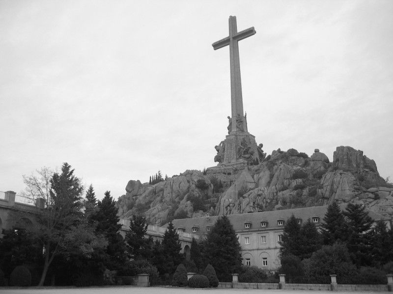 Graves, Panthea and Mausolea. From the ditches to Valle de los Caidos